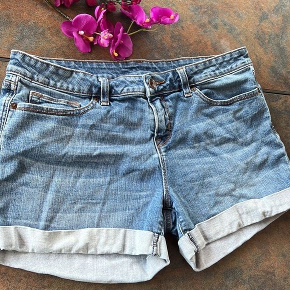 light denim shorts - Picture 3 of 6